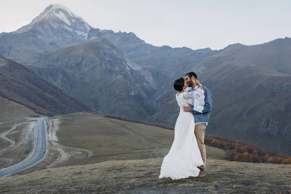 Jovem Casal Georgiano Posando Nas Montanhas Casamento Boho Geórgia Boa — Fotografia de Stock