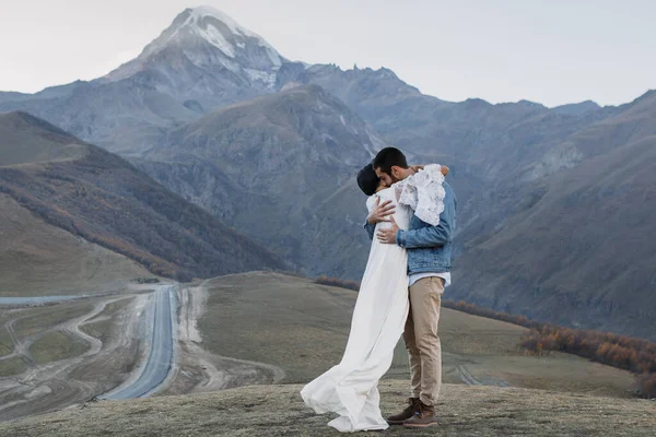 Jovem Casal Georgiano Posando Nas Montanhas Casamento Boho Geórgia Boa — Fotografia de Stock