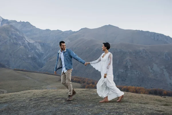 Jovem Casal Georgiano Posando Nas Montanhas Casamento Boho Geórgia Boa — Fotografia de Stock