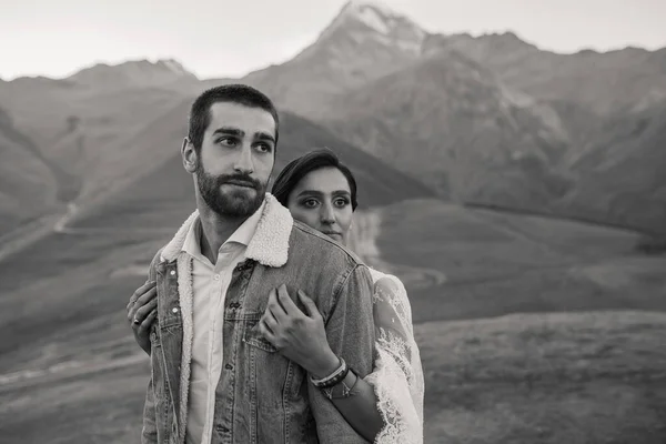 Jovem Casal Georgiano Posando Nas Montanhas Casamento Boho Geórgia Boa — Fotografia de Stock