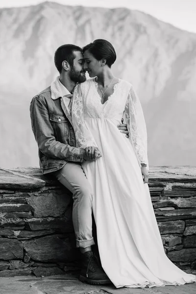 Jovem Casal Georgiano Posando Nas Montanhas Casamento Boho Geórgia Boa — Fotografia de Stock