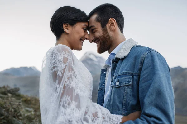 Jovem Casal Georgiano Posando Nas Montanhas Casamento Boho Geórgia Boa — Fotografia de Stock