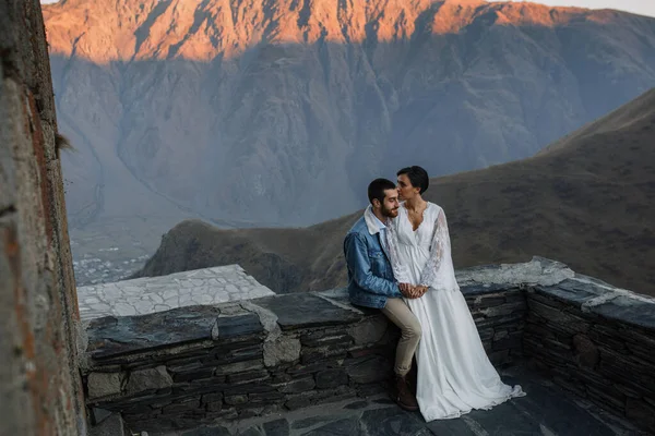 Jovem Casal Georgiano Posando Nas Montanhas Casamento Boho Geórgia Boa — Fotografia de Stock