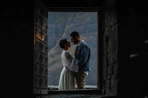 Jovem Casal Georgiano Posando Nas Montanhas Casamento Boho Geórgia Boa — Fotografia de Stock