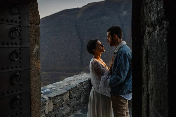 Jovem Casal Georgiano Posando Nas Montanhas Casamento Boho Geórgia Boa — Fotografia de Stock