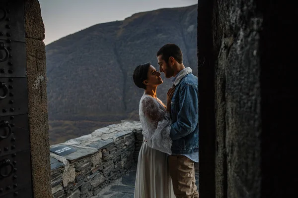 Jovem Casal Georgiano Posando Nas Montanhas Casamento Boho Geórgia Boa — Fotografia de Stock