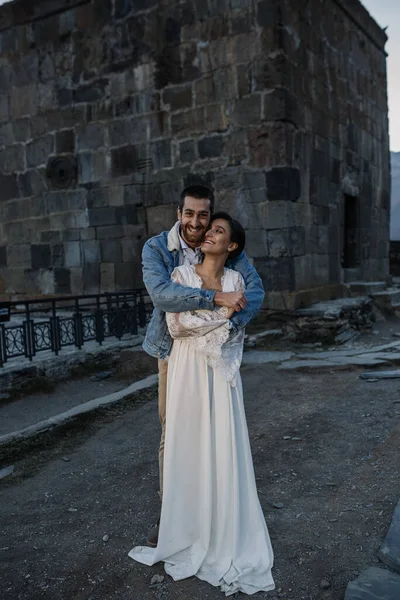 Jovem Casal Georgiano Posando Nas Montanhas Casamento Boho Geórgia Boa — Fotografia de Stock