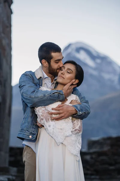 Jovem Casal Georgiano Posando Nas Montanhas Casamento Boho Geórgia Boa — Fotografia de Stock