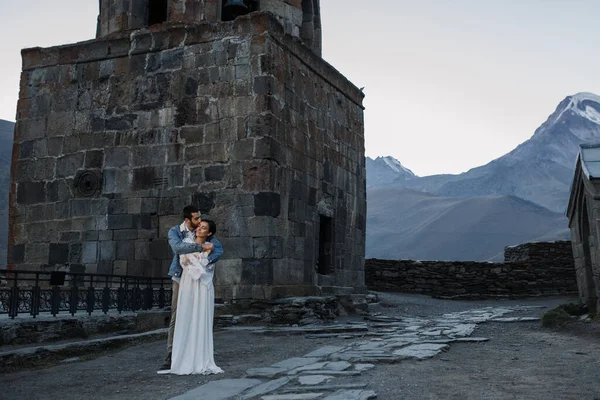 Jovem Casal Georgiano Posando Nas Montanhas Casamento Boho Geórgia Boa — Fotografia de Stock