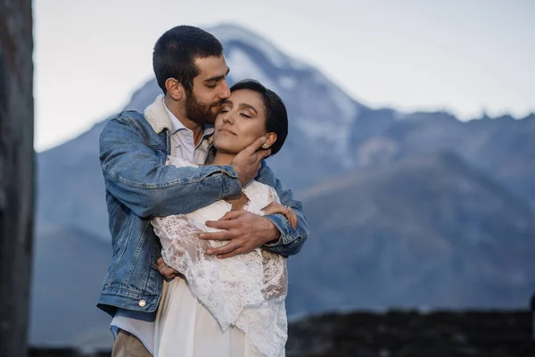 Jovem Casal Georgiano Posando Nas Montanhas Casamento Boho Geórgia Boa — Fotografia de Stock