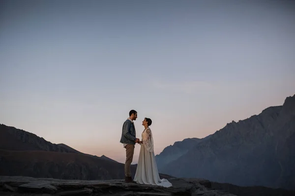 Jovem Casal Georgiano Posando Nas Montanhas Casamento Boho Geórgia Boa — Fotografia de Stock