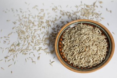 Beyaz arka planda bir tabakta yulaf. Tahıl yakın çekim. yiyecek fotoğrafçılığı