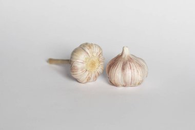 Beyaz arka planda sarımsak izole edilmiş. Yakın çekim, gün ışığı.