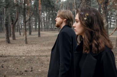 Ormandaki genç çift. Aşk hikayesi, siyah ceket ve kurumuş çiçekler..