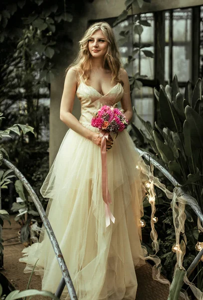 Mariée Avec Bouquet Fleurs Dans Ses Mains Jardin Botanique Avec — Photo
