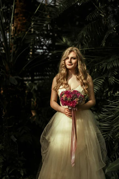 Mariée Avec Bouquet Fleurs Dans Ses Mains Jardin Botanique Avec — Photo