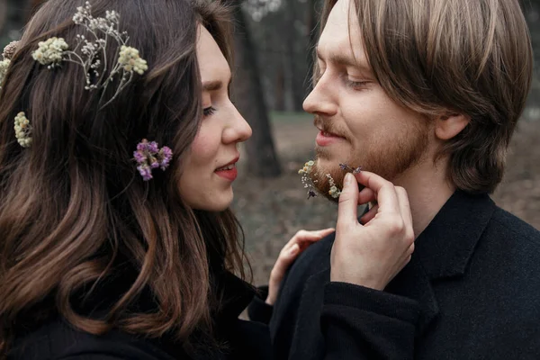 Ormandaki Genç Çift Aşk Hikayesi Siyah Ceket Kurumuş Çiçekler — Stok fotoğraf