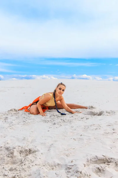 Ballerine Gonne Rosse Con Macchine Dorate Mano Sulla Spiaggia Sabbia — Foto Stock