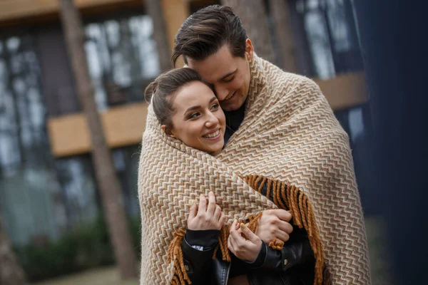 Jong Paar Zwart Jassen Knuffelen Poseren Het Bos — Stockfoto