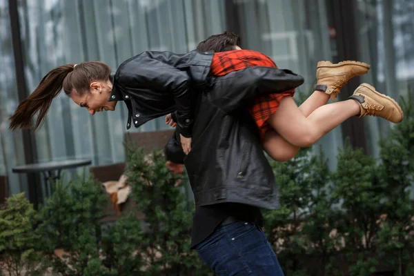 Jong Paar Zwart Jassen Knuffelen Poseren Het Bos — Stockfoto