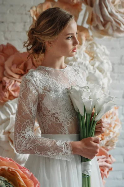 Junges Mädchen Mit Blumen Hochzeitskleid — Stockfoto