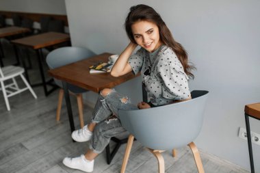 Kahve dükkanında poz veren güzel bir genç kız.. 