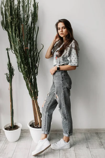 Hermosa Joven Posando Una Cafetería Cactus Grande — Foto de Stock