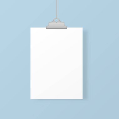 Boş poster asılı..