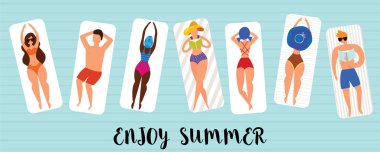 Kumsalda güneşlenirken komik karakterler ile yaz yatay banner. Plaj arka plan, havuz partisi, vektör çizim.