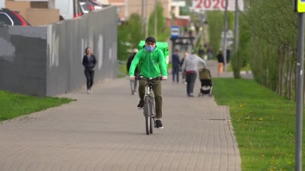 Un curier de biciclete livrează comanda clientului în cadrul covid-19 — Videoclip de stoc