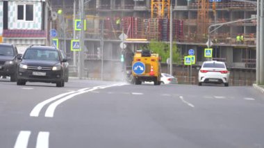 Yoldaki beyaz boya ayırıcı çizgilerin uygulanması için özel makine.