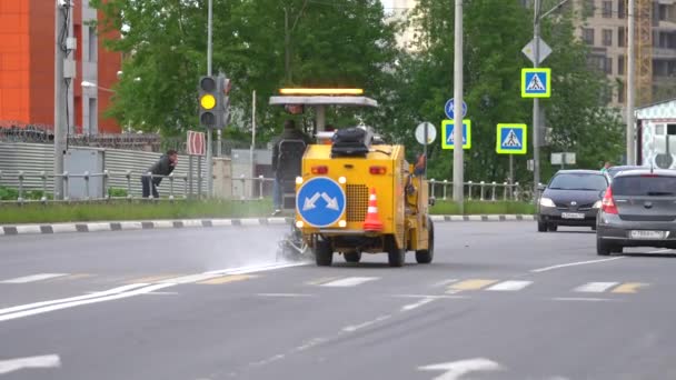 Spezialmaschine für das Auftragen von weißen Trennlinien auf der Straße. — Stockvideo