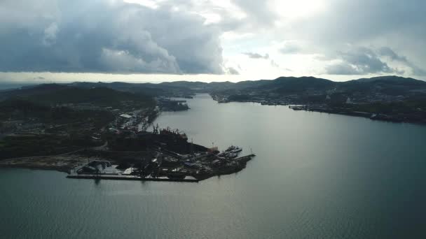 Hamnstaden Nakhodka höst, flygfoto — Stockvideo