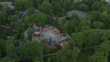 Koronavirüs yüzünden kapalı bir lunapark. Kapalı, boş, gökyüzü manzaralı.