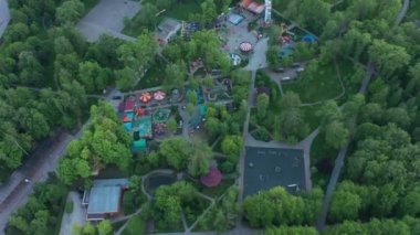 Koronavirüs yüzünden kapalı bir lunapark. Kapalı, boş, gökyüzü manzaralı.