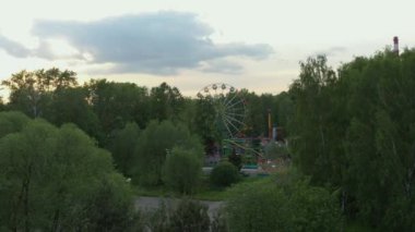 Koronavirüs yüzünden kapalı bir lunapark. Kapalı, boş, gökyüzü manzaralı.