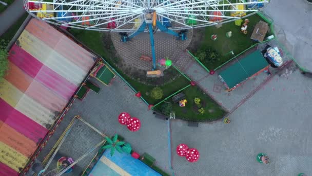 Wewnętrzny park rozrywki ze względu na coronavirus covid, pusty, widok z lotu ptaka — Wideo stockowe