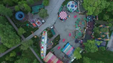 Koronavirüs yüzünden kapalı bir lunapark. Kapalı, boş, gökyüzü manzaralı.