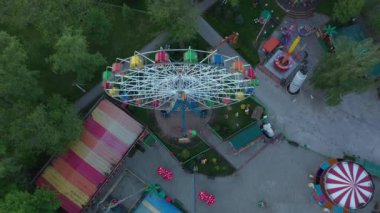 Koronavirüs yüzünden kapalı bir lunapark. Kapalı, boş, gökyüzü manzaralı.