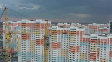 Sarı kule yeni bir yerleşim bölgesi inşa ediyor, ilkbahar, hava manzaralı.