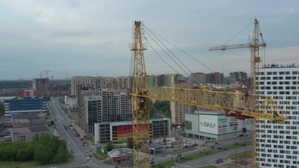 Torre gialla gru costruzione di un nuovo quartiere residenziale, primavera, vista aerea — Video Stock