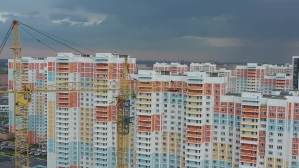 Torre gialla gru costruzione di un nuovo quartiere residenziale, primavera, vista aerea — Video Stock