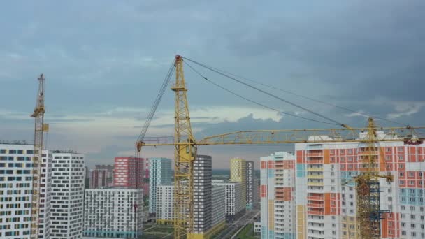 Żółta wieża żuraw budowa nowej dzielnicy mieszkalnej, wiosna, widok z powietrza — Wideo stockowe