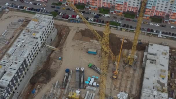 Yellow tower crane building a new residential district, spring, aerial view — стоковое видео