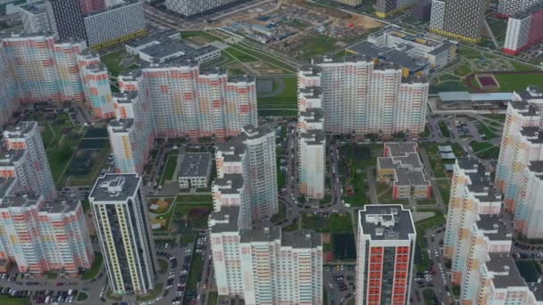 Novo grande complexo de apartamentos com edifícios altos coloridos. vista aérea . — Vídeo de Stock