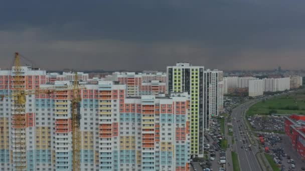 Novo grande complexo de apartamentos com edifícios altos coloridos. vista aérea . — Vídeo de Stock