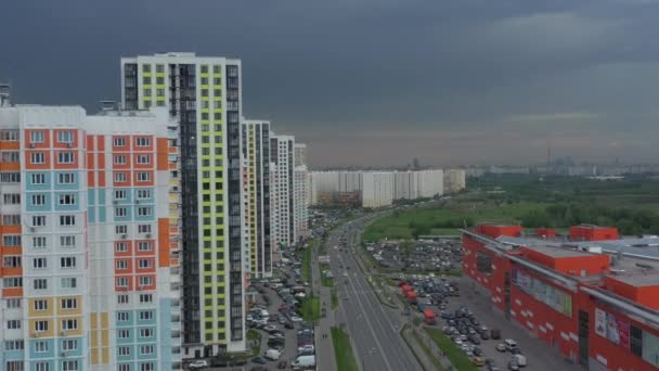 Neue große Apartmentanlage mit bunten Hochhäusern. Luftbild. — Stockvideo