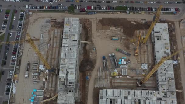 Torre gialla gru costruzione di un nuovo quartiere residenziale, primavera, vista aerea — Video Stock