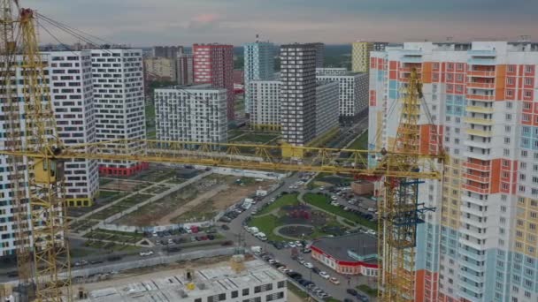 Gele torenkraan nieuwbouw woonwijk, voorjaar, luchtfoto — Stockvideo
