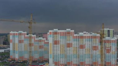 Sarı kule yeni bir yerleşim bölgesi inşa ediyor, ilkbahar, hava manzaralı.
